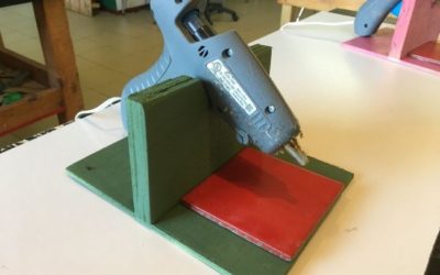 Подставка для клеевого пистолета с керамической плиткой